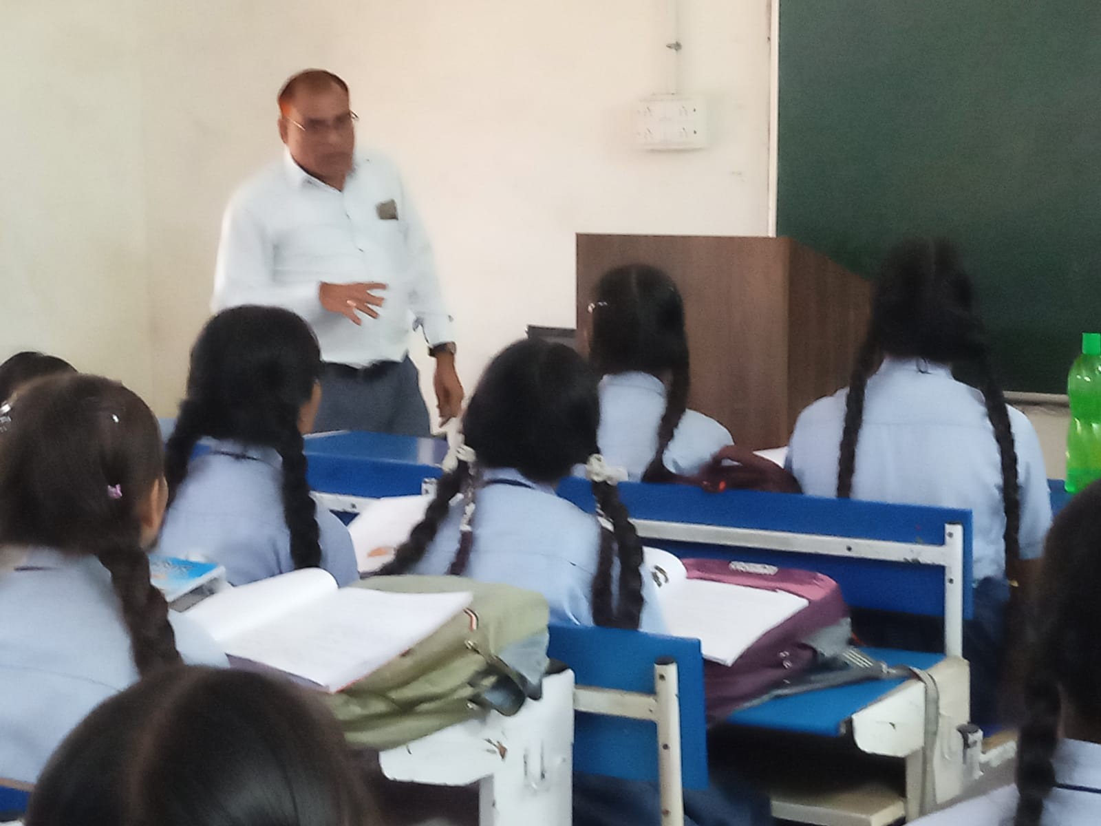 बिलासपुर में JD ने दो प्राचार्यों को नोटिस दिया;चकरभाठा में 17 में से सिर्फ 4 शिक्षक पहुंचे|बिलासपुर (छत्तीसगढ़),Bilaspur (Chhattisgarh) - Dainik Bhaskar