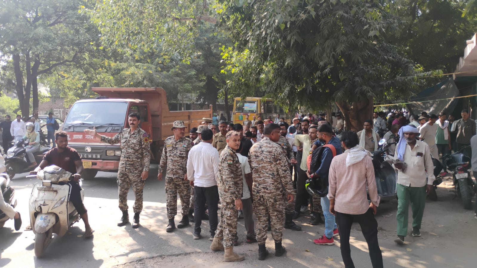 अतिक्रमण हटाओ अभियान के दौरान मौजूद नगर निगम की टास्क फोर्स।