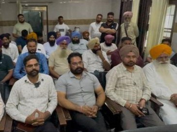 बैठक करते सरपंच