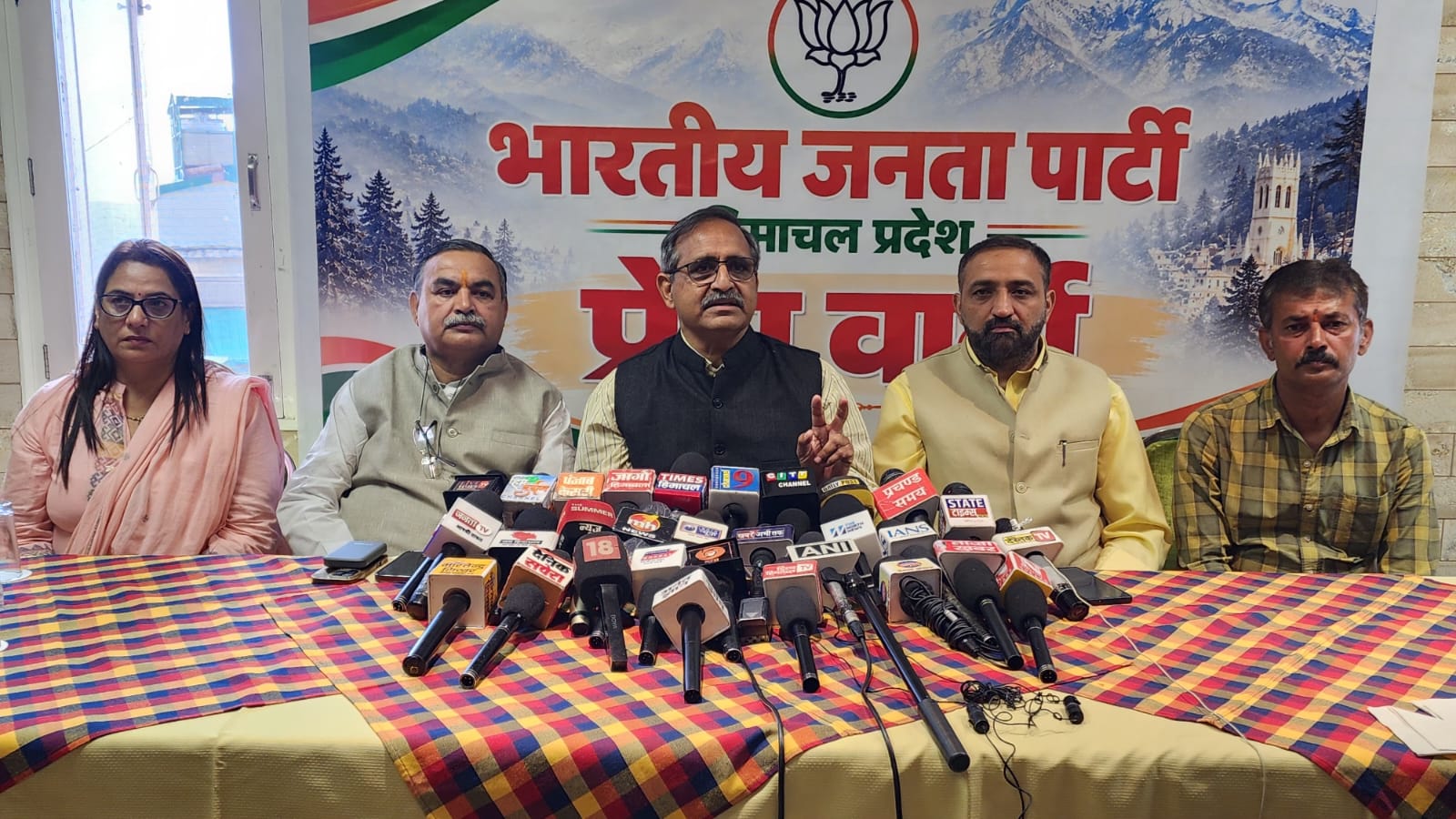 शिमला में पत्रकार वार्ता के दौरान रणधीर शर्मा और मंच पर बैठे दूसरे भाजपा नेता।