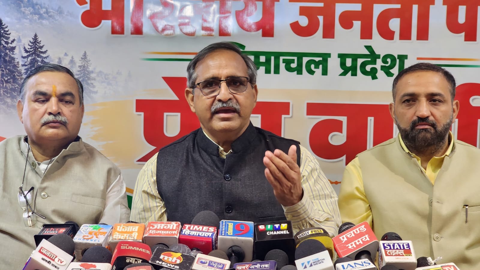 शिमला में मीडिाय से बात करते हुए रणधीर शर्मा।