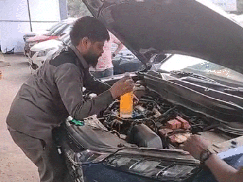कार में तकनीकी खराबी आने के बाद जांच की गई थी।