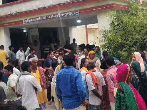 घटना के बाद थाने के बाहर मौजूद ग्रामीण।