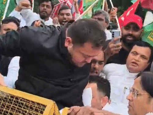 बैरिकेड पर चढ़े, हथकड़ी और संविधान की कॉपी लेकर पहुंचे राजेश राम; पटना में प्रदर्शन|पटना,Patna - Dainik Bhaskar