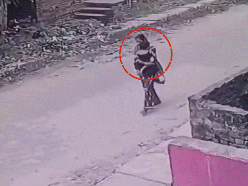 लापता बच्ची अनाया को ले जाती महिला।