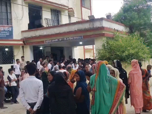 घटना के बाद थाने के बाहर मौजूद ग्रामीण।