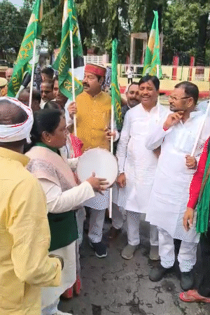 डफली बजाकर SIR, CEC के खिलाफ नारेबाजी करतीं राजद एमएलसी।