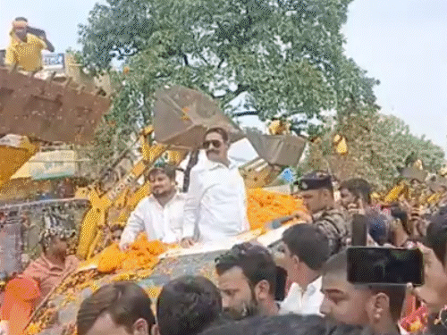 PK के कैंडिडेट के लिए फिर से रोड शो किया; 52 JCB से फूल बरसाए गए|फुलवारीशरीफ,phulwari sharif - Dainik Bhaskar
