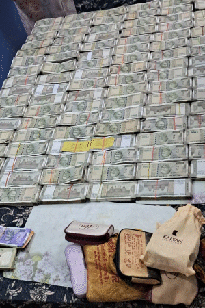 मुजफ्फरपुर के आवास से 50 लाख कैश बरामद हुआ है।