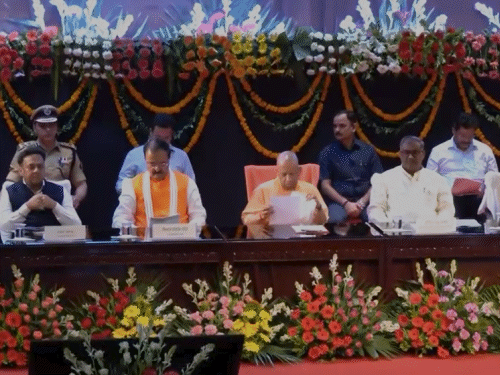 नियुक्ति वितरण कार्यक्रम के दौरान मंच पर मौजूद सीएम योगी और डिप्टी सीएम केशव मौर्य।