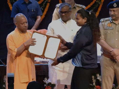 सीएम योगी ने दरोगा और सिपाहियों को जॉइनिंग लेटर बांटे।