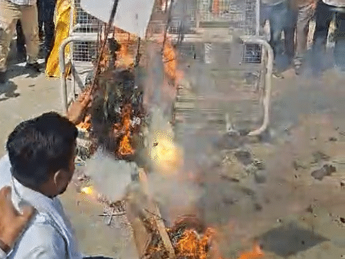 नारेबाजी कर पुतला फूंकते हुए।