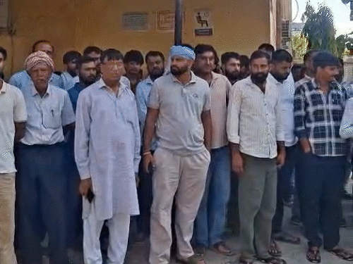 घटना के बाद गुरुवार को ग्रामीणों के साथ परिजन अस्पताल की मॉर्च्युरी के बाहर धरने पर बैठ गए।