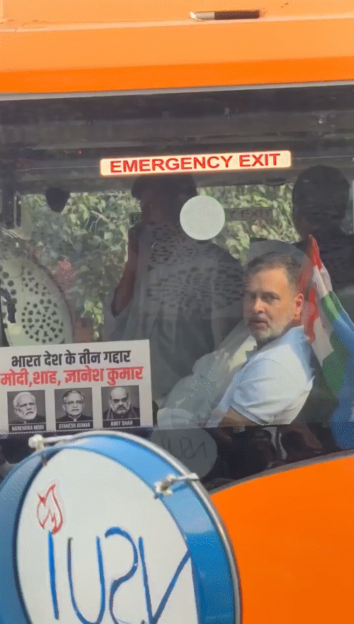 लंच के बाद राहुल गांधी बस में बैठकर राजघाट की तरफ जा रहे थे, तब उनके हाथ में एक पोस्टर था।