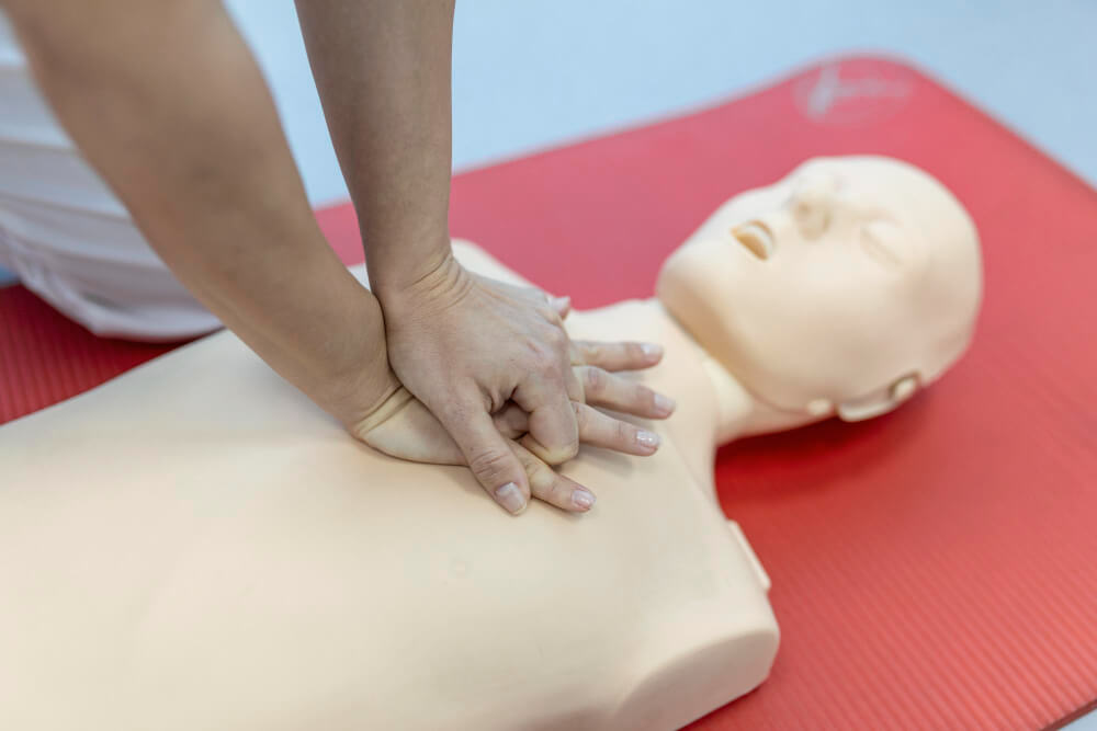 CPR में हाथों की पोजीशन छाती के बीच इस तरह होनी चाहिए।