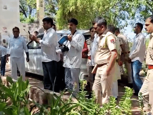 मेडिकल और FSL टीम की मौजूदगी में शव को समाधि से बाहर निकाला गया।
