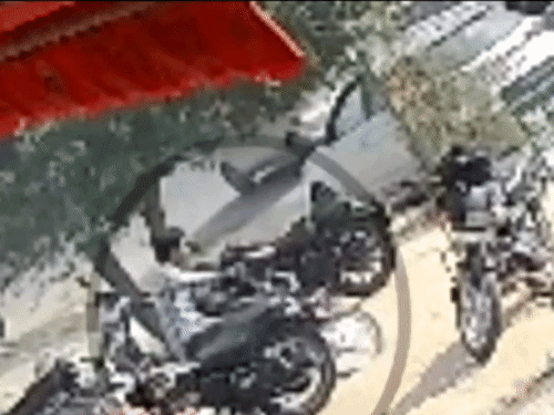 बाइक चोरी करके लेकर जाता हुआ चोर