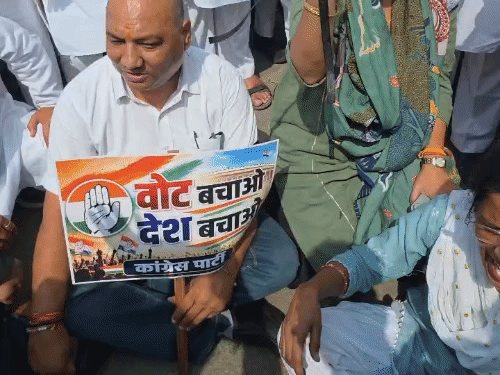 पंचकूला में हरियाणा राज्य निर्वाचन आयोग कार्यालय घेरने जा रहे कांग्रेसियों को पुलिस ने बैरिकेड लगाकर रोक दिया तो कार्यकर्ता सड़क पर ही बैठ गए।