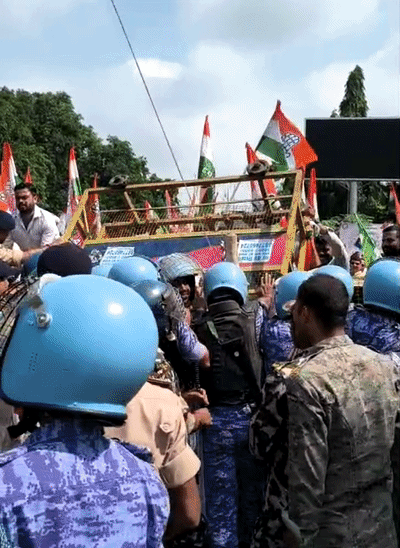 माइकिंग कर पुलिस अधिकारी प्रदर्शनकारियों को समझाने की कोशिश करते हुए।