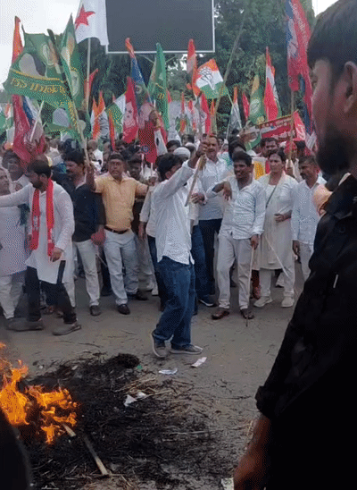 सचिवालय थाने के पास कांग्रेस कार्यकर्ताओं ने पुतला दहन किया है।