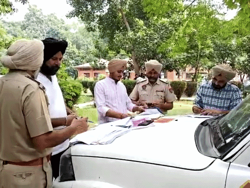 बटाला में पादरी की हत्या के बाद जांच करती पुलिस।