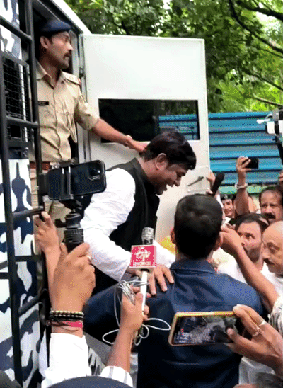 मुकेश सहनी को डिटेन कर ले जाती पुलिस।
