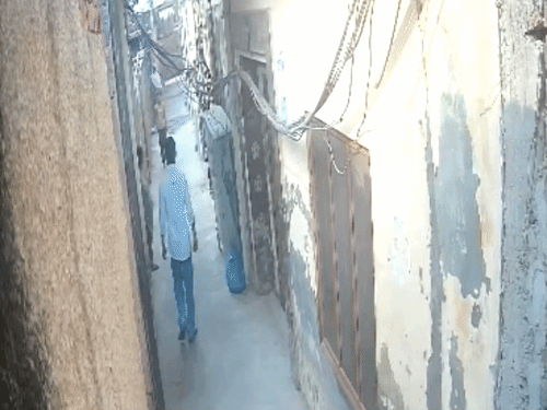 बटाला में पादरी की हत्या के बाद भागते आरोपी।