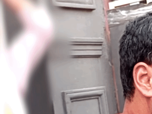 महिला पति की गर्लफ्रेंड को थप्पड़ मारती दिखी।