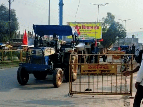 बलरामपुर में ट्रैक्टर रैली निकालकर प्रशासन को ज्ञापन सौंपने पहुंचे किसान।