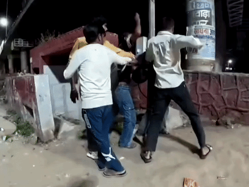 दादी का फाटक पुलिया बाईपास के नीचे कुछ युवकों में झगड़ा हो रहा था। घटना का वीडियो अब सामने आया है।