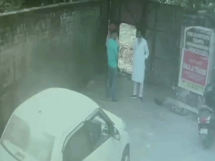 CCTV में बात करते दिखा व्यक्ति और 2 युवक।