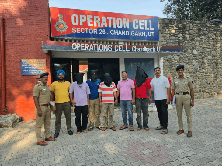 पुलिस के साथ गिरफ्तार आरोपी।