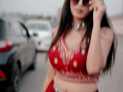 बाइक पर बैठकर गरबा पास का प्रचार करते हुए दिखाया गया।