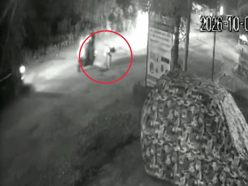 हादसे में 21 वर्षीय युवक की मौत, CCTV में कैद हुआ घटनाक्रम।