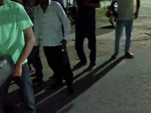 हादसे के बाद गंभीर रूप से घायल युवक को एंबुलेंस से अस्पताल ले जाया गया।