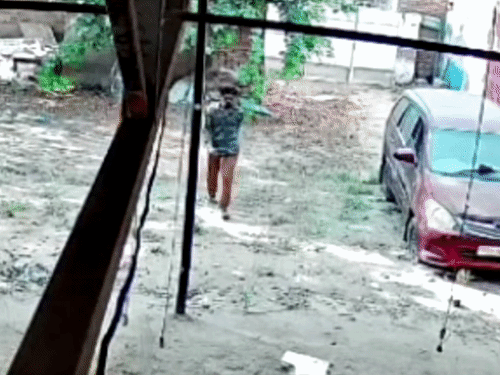 कूलर फैक्ट्री में चोरी करने के लिए आता हुआ चोर