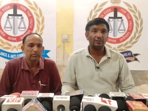 मामले की जानकारी देते एसीबी इंचार्ज भिवानी जगजीत सिंह।