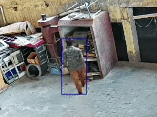 कूलर फैक्ट्री में सामान चोरी करता हुआ चोर