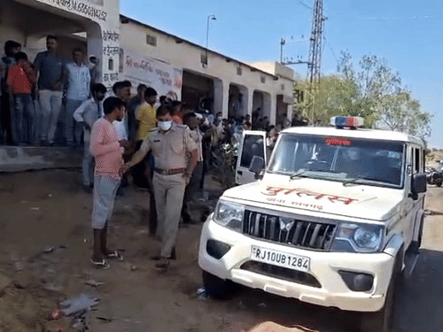 घटना के विरोध में ग्रामीणों ने जाम लगाने का प्रयास किया, जिसे पुलिस ने हटवा दिया।