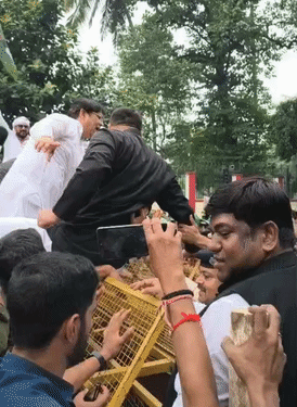 बिहार विधानसभा के बाहर प्रदर्शन के दौरान तेजस्वी यादव बैरिकेड पर चढ़ गए।