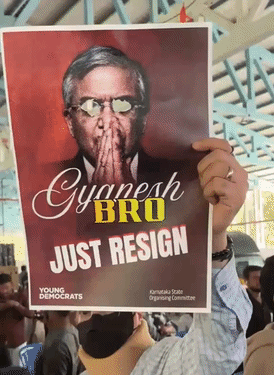 बेंगलुरु में SIR के खिलाफ हो रहे विरोध प्रदर्शन के दौरान एक आदमी हाथ में ‘ज्ञानेश ब्रो जस्ट रिजाइन’ लिखा पोस्टर लेकर पहुंचा। इसका मतलब होता है ज्ञानेश आप इस्तीफा दे दीजिए।