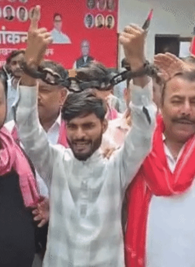 प्रदर्शनकारियों ने लखनऊ में प्रदर्शन के दौरान हाथ में हथकड़ी लगाई।