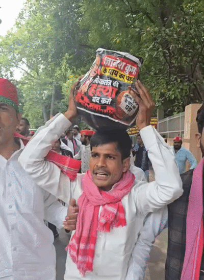 यूपी के लखनऊ में प्रदर्शन के दौरान एक सपा कार्यकर्ता सर पर घड़ा लेकर पहुंच गया है। घड़े पर लिखा ज्ञानेश कुमार के पाप का घड़ा।