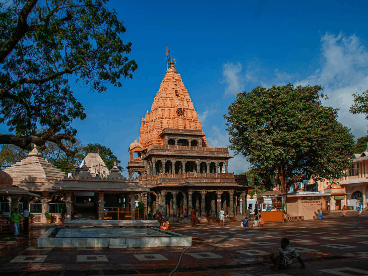 उज्जैन में बढ़ती गर्मी का असर दर्शनार्थियों पर पड़ता है।