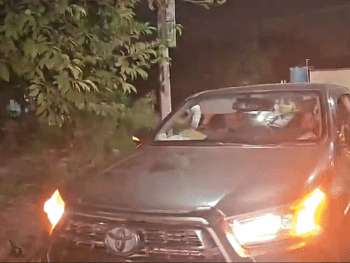 नाना पाटेकर के अंतिम संस्कार में शामिल होने के लिए अभिनेता जैकी श्रॉफ डोंजे गांव पहुंचे।