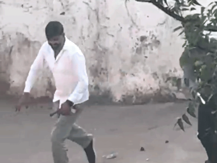 महलगांव में लाठी-डंडे और कट्टा लेकर धमकाने का आरोप, वीडियो सामने आया; 8 पर केस दर्ज|ग्वालियर,Gwalior - Dainik Bhaskar