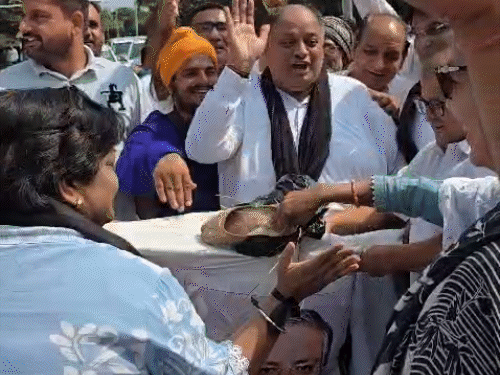 सीईसी ज्ञानेश के पुतले को जूते भी मारे।