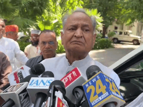 जयपुर में पूर्व सीएम मीडिया से बात करते हुए। करौली के सपोटरा में धरने पर पूर्व मंत्री रमेश मीणा।