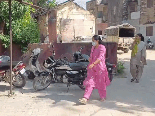 अजमेर जेल की जेलर रहीं दिव्या चौधरी (पिंक सूट) को गिरफ्तार कर जेल भेज दिया गया है। वहीं चिड़ावा में रिश्वत लेते पकड़ी गई जेईएन दीपिका गोदारा।