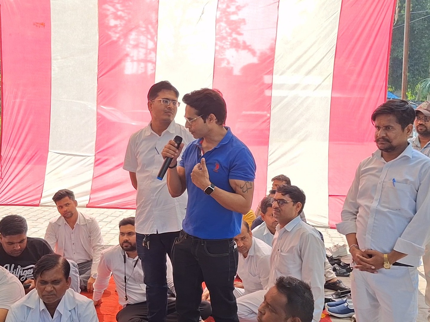 कोविड-19 कर्मचारियों को जिला स्वास्थ्य समिति में समायोजित करने की मांग की गई है।